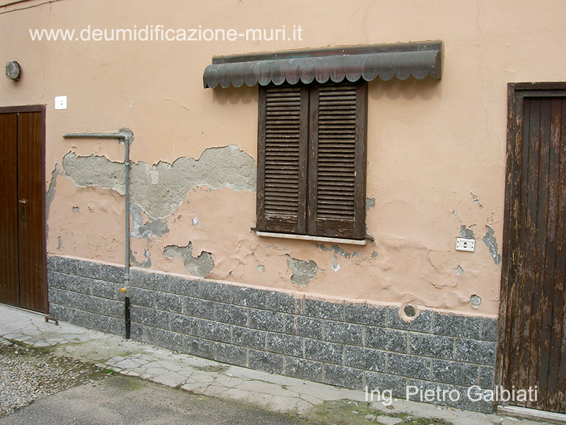 Il rivestimento in beole alla base della muratura non può certamente arrestare il problema dell'umidità di risalita.